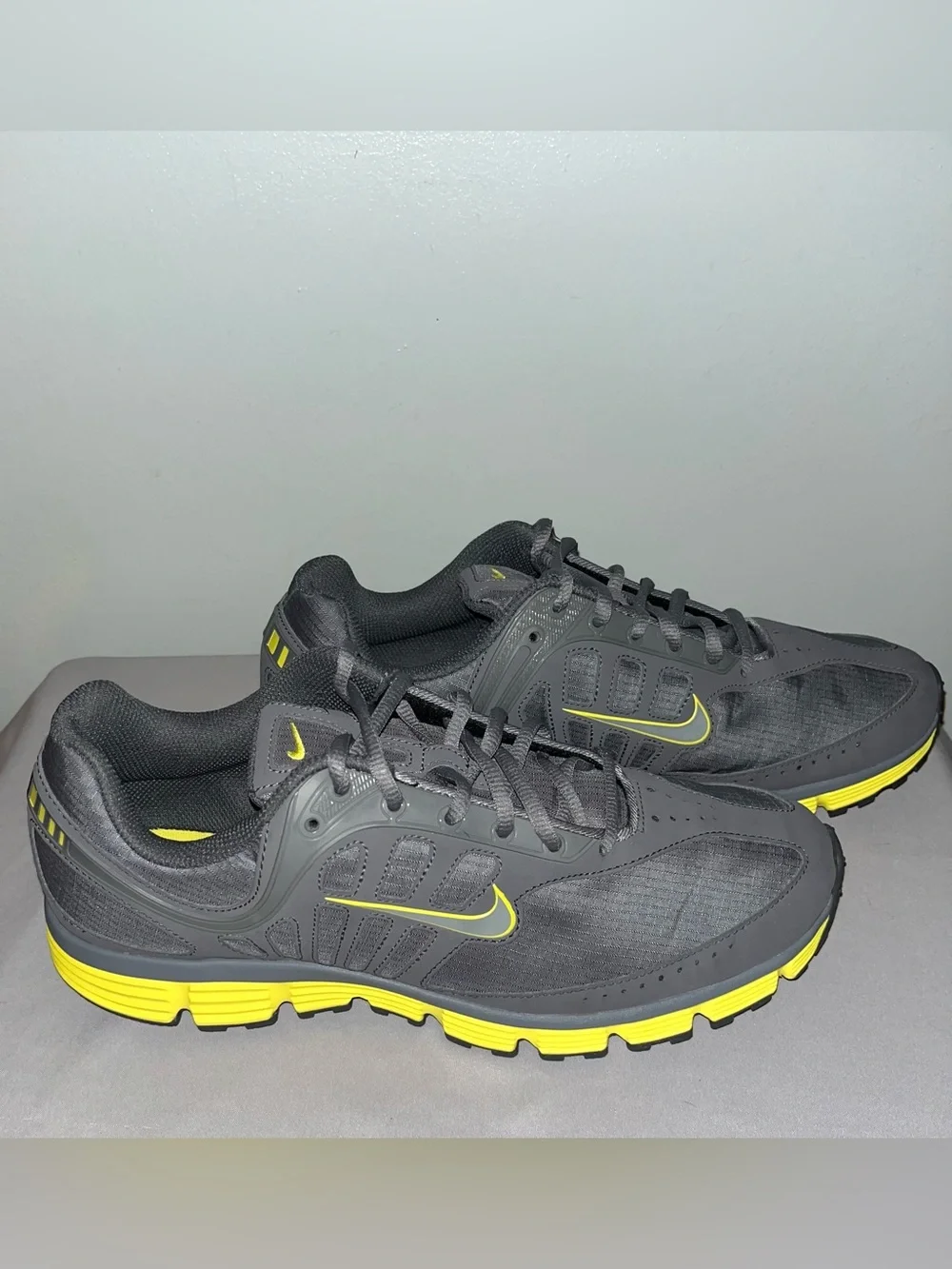 Nike Dart 9 running Shoe Size 10.5 Neon Volt/Bright Yellow With Grey Mesh Upper